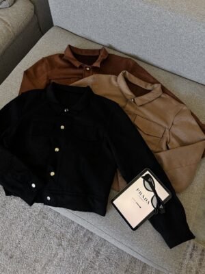 Chaqueta Corta "Elegance Daily" - Acabado Suave con Botones Dorados